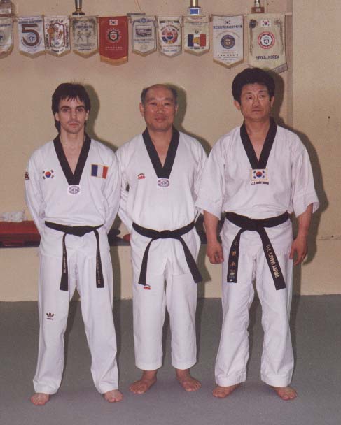 Michel Carron en compagnie des Ma�tres Lee Kwan Young et Park Hae Man
